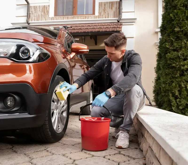 Lavage auto à domicile Bréhand : professionnel intervenant sur un véhicule